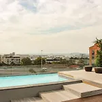 Luxury Apartment With Rooftop Pool And Table Mountain Views